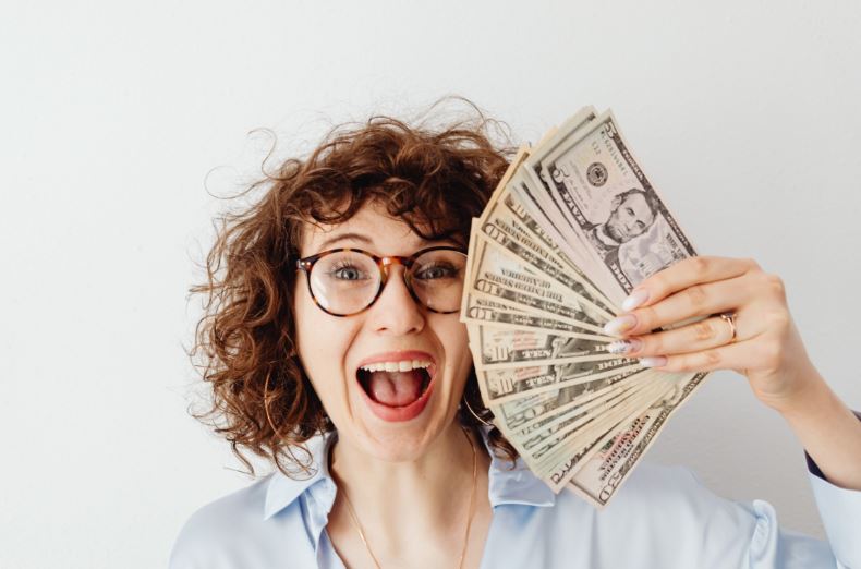 Mơ có người cho tiền đánh đề số gì 2024